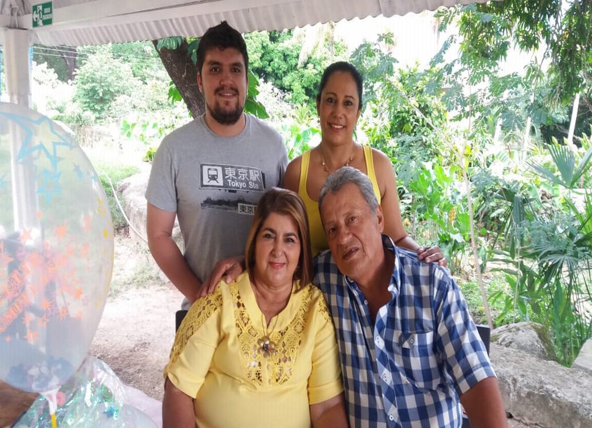 La cumpleañera Fabiola Ipuz Pérez,  junto a su esposo Gerardo Aldana, su hijo Manuel Felipe Aldana e hija Sandra Milena Rojas.
